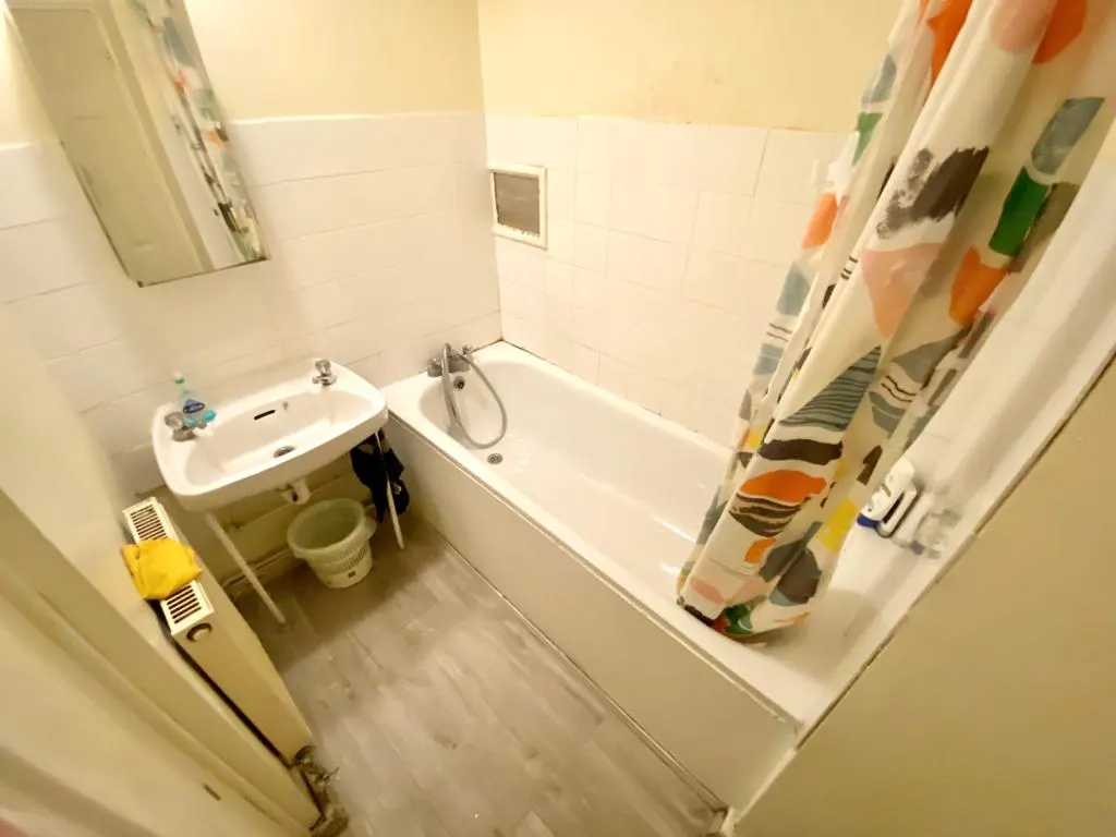 Double room near 46 Ingram House, Daling Way